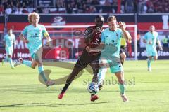 3. Liga; FC Ingolstadt 04 - TSV 1860 München; Zweikampf Kampf um den Ball Daouda Beleme (9, FCI) Lang Niklas (3 TSV)