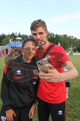 * Testspiel - 3. Liga - Saison 2025/26 - FC Ingolstadt 04 - VFB Eichstätt - - Cheftrainerin Sabrina Wittmann (FC Ingolstadt 04) beim Autogramme schreiben - Selfie machen - Foto: Meyer Jürgen