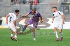 Toto-Pokal; SV Wacker Burghausen - FC Ingolstadt 04; Zweikampf Kampf um den Ball Vinko Šapina (41, FCI) Wagner, Noah (8 SVWB) Gordok, Alexander (7 SVWB)