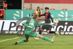 3. Liga; FC Ingolstadt 04 - Energie Cottbus; Torchance verpasst Deniz Zeitler (38, FCI) Torwart Bethke Elias (12 ECO)