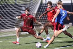 3. Liga; FC Ingolstadt 04 - Trainingsauftakt, erstes Training nach der Sommerpause; Torwart Markus Ponath (1, FCI) Trainingsspiel Max Plath (14 FCI) Donald Nduka (27, FCI)