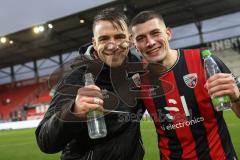 3. Liga; FC Ingolstadt 04 - Erzgebirge Aue; Sieg Jubel Freude Spieler bedanken sich bei den Fans Max Besuschkow (17, FCI) Torschütze und Mladen Cvjetinovic (19, FCI)