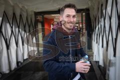 3. Liga; FC Ingolstadt 04 - SC Verl; Cheftrainer Tobias Strobl (Verl) kommt auf den Platz