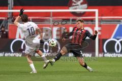 3. Liga; FC Ingolstadt 04 - Erzgebirge Aue; Zweikampf Kampf um den Ball Simon Lorenz (32, FCI) Pepic Mirnes (10 Aue)