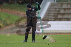 *** 2. Bundesliga Frauen - Saison 2025/26 - FC Ingolstadt 04 Frauen - VFL Bochum - Betreuer - Rasen - Regen - Besen - Spielbar machen - XXXXX - Foto: Meyer Jürgen