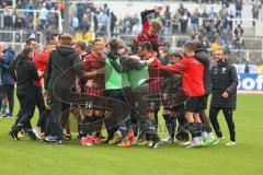 3.Liga - Saison 2022/2023 - TSV 1860 München - FC Ingolstadt 04 -  Das Spiel ist aus - Jubel  -Die Mannschaft bildet einen Kreis nach dem Spiel -  Foto: Meyer Jürgen
