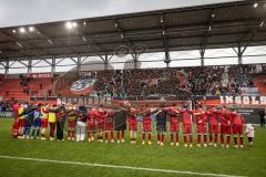 3. Liga; FC Ingolstadt 04 - 1. FC Saarbrücken; Sieg Jubel Freude Tanz Fan Fankurve Banner Fahnen Spruchband Spieler bedanken sich bei den Fans