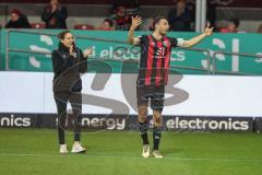 3. Liga; FC Ingolstadt 04 - Erzgebirge Aue; Sieg Jubel Freude Spieler bedanken sich bei den Fans Cheftrainerin Sabrina Wittmann (FCI) Lukas Fröde (34, FCI)