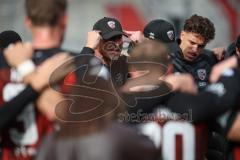 3. Liga - Saison 2026/27 - FC Ingolstadt 04 - SV Wehen Wiesbaden - Cheftrainer Achim Beierlorzer (FCI) hält eine Ansprache nach dem Spiel im Spielerkreis - XXXXX - Foto: Meyer Jürgen