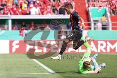 DFB-Pokal; FC Ingolstadt 04 - 1. FC Kaiserslautern; Torchance verpasst Pascal Testroet (37, FCI) Torwart Krahl Julian (1 FCK)