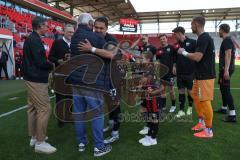 3. Liga - Saison 2024/25 - FC Ingolstadt 04 - SV Wehen Wiesbaden - Verabschiedung - Pascal Testroet (Nr.37 - FCI) - Vorsitzender des Vorstandes Peter  Jackwerth (FCI) - Foto: Meyer Jürgen