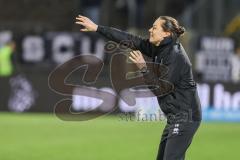 3. Liga; SSV Ulm - FC Ingolstadt 04; an der Seitenlinie, Spielerbank Cheftrainerin Sabrina Wittmann (FCI) gibt Anweisungen