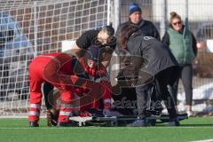 2. Bundesliga Frauen - Saison 2025/26 - FC Ingolstadt 04 Frauen - VFR SW Warbeyen  - Leonie Hein (Nr.17 - FC Ingolstadt Frauen I) verletzt am Boden und muss mit Rettungswagen abtransportiert - Betreuer und Sanitäter bei der Spielerin - Foto: Meyer Jürgen