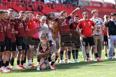 3. Liga; FC Ingolstadt 04 - VfB Lübeck; Verabschiedung Tobias Schröck (21, FCI) weint mit Sohn im Arm, Team