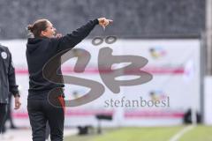 3. Liga; VfB Stuttgart 2 - FC Ingolstadt 04; Cheftrainerin Sabrina Wittmann (FCI) an der Seitenlinie, Spielerbank