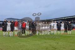 3. Liga; SV Wehen Wiesbaden - FC Ingolstadt 04; Spiel ist aus, Sieg Jubel Freude, Spieler bedanken sich bei den Fans, Tanz Humba