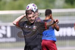 3. Liga; FC Ingolstadt 04 - Trainingsauftakt, erstes Training nach der Sommerpause; Torwart Markus Ponath (1, FCI) TrainingsspielCo-Trainer Fabian Reichler (FCI)