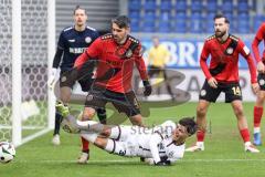 3. Liga; SV Wehen Wiesbaden - FC Ingolstadt 04; Zweikampf Kampf um den Ball Torchance verpasst Deniz Zeitler (38, FCI) Mockenhaupt Sascha (4 SVWW)