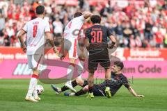 3. Liga; Rot-Weiss Essen - FC Ingolstadt 04; Georgios Antzoulas (6, FCI) am Boden spielt den Ball weg Ognjen Drakulic (30, FCI) Schultz Michael (4 RWE) Gjasula Klaus (8 RWE)