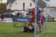 Kreisliga - Saison 2025/26- TSV Kösching - SV Zuchering - Leander Friedl rot Zuchering  - Michael Zimmermann Torwart Kösching - Nico Ziegler rot Zuchering - Johannes Tannwitz blau Kösching - Foto: Meyer Jürgen