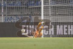 3. Liga; SV Waldhof Mannheim - FC Ingolstadt 04; Torwart Marius Funk (1, FCI) hält den Ball von Abifade Samuel (17 SVWM)