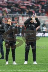 3. Liga; FC Ingolstadt 04 - Rot-Weiss Essen; Niederlage, hängende Köpfe, Spiel ist aus, Spieler bedanken sich bei den Fans Cheftrainerin Sabrina Wittmann (FCI) Co-Trainer Fabian Reichler (FCI)