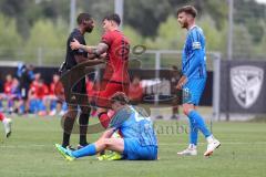 3. Liga; Testspiel; FC Ingolstadt 04 - 1. FC Heidenheim; Jonas Scholz (15, FCI) redet mit Schiedsrichter Kölle Adam (28 HDH) Niehues Julian (16 HDH)