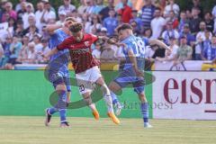 Toto-Pokal; Finale; FV Illertissen - FC Ingolstadt 04; Zweikampf Kampf um den Ball Hawkins Jalen (20 FCI) Frisorger Kevin (13 FVI) Gölz Marco (18 FVI)