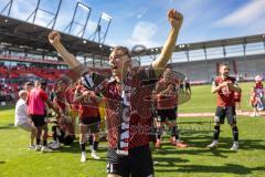 3. Liga; FC Ingolstadt 04 - VfB Lübeck; Verabschiedung Tobias Schröck (21, FCI) weint mit Sohn im Arm, Team, bedankt sich bei den Fans, Sieg Jubel Freude Party letztes Spiel