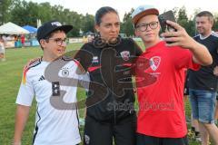 * Testspiel - 3. Liga - Saison 2025/26 - FC Ingolstadt 04 - VFB Eichstätt - - Cheftrainerin Sabrina Wittmann (FC Ingolstadt 04) beim Autogramme schreiben - Selfie machen - Foto: Meyer Jürgen