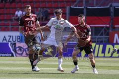 3. Liga; FC Ingolstadt 04 - Hallescher FC; Lukas Fröde (34, FCI) Deniz Tunay (20 Halle) Ryan Malone (16, FCI) Zweikampf Kampf um den Ball