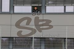 3.Liga - Saison 2022/2023 - FC Ingolstadt 04 -  - Cheftrainer Michael Köllner (FCI) schaut den Kindern der AUDI Schanzer Fußballschule zu - Funktionsgebäude - Foto: Meyer Jürgen