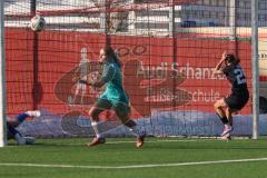 2. Bundesliga Frauen - Saison 2025/26 - FC Ingolstadt 04 Frauen - VFR SW Warbeyen  - Annika Kömm (Nr.25 - FC Ingolstadt Frauen I) mit einer Torchance - Hoevers Isa grün Warbeyen - Miliam Elena Berverly Torwar Warbeyen - Foto: Meyer Jürgen