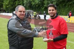 Kreisliga - Saison 2025/26- TSV Ingolstadt Nord - Türk SV Ingolstadt - Türkisch SV Ingolstadt ist Kreisliga Meister - Ömer Karakas überreicht den Meisterpokal an Mertcan Gürses rot Türkisch - jubel -  - Foto: Meyer Jürgen