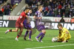 3. Liga; VfL Osnabrück - FC Ingolstadt 04; Marcel Costly (22, FCI) kommt zu spät Torwart Jonsson Lukas (21 VFL) Wiemann Niklas (25 VFL) Müller Jannik (24 VFL)