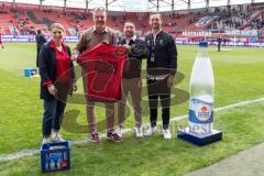 3. Liga; FC Ingolstadt 04 - SV Waldhof Mannheim; Sponsor Frankenbrunnen bis 2029 mit Florian Günzler (FCI Geschäftsführer Finanz und Orga) und Julian Braun (FCI Teamleiter Marketing)