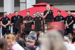 Saisoneröffnung; 3. Liga; FC Ingolstadt 04 am Audi Sportpark; Geschäftsführers Dietmar Beiersdorfer (FCI Sport Kommunikation) auf der Bühne vor dem Trainer und Betreuer Stab