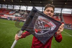 3. Liga; FC Ingolstadt 04 - 1. FC Saarbrücken; Sieg Jubel Freude Torschütze mit der Eckfahne Dennis Kaygin (10, FCI)