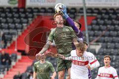 3. Liga; VfB Stuttgart 2 - FC Ingolstadt 04; Torwart Seimen Dennis (1 VFB) fängt Ball vor Sebastian Grönning (11, FCI)