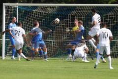 Kreisliga - Saison 2024/25- TSV Ober./Unterh.stadt - SV Hundszell-  - Manuel Hunner weiss Oberh.stadt mit einer Torchance -  - Frederik Bezdeka Torwart Hundszell - Foto: Meyer Jürgen