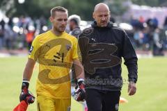 3. Liga; Testspiel; FC Ingolstadt 04 - Borussia Mönchengladbach; Torwart Marius Funk (1, FCI) Torwart-Trainer Robert Wulnikowski (FCI) gehen in die Pause