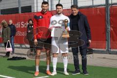 AUDI - Schanzer Amateur Cup - Finale- Saison 2024/25 - SV Hundszell - SV Menning - Lukas Fröde (Nr.34 - FCI) - bei der Preisverleihung - 1. Sieger SV Menning Johannes Rindlbacher - Alexander Zelzer AUDI rechts - Foto: Meyer Jürgen