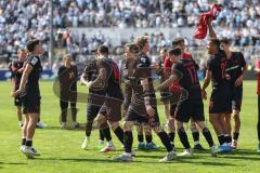 3. Liga; TSV 1860 München - FC Ingolstadt 04; Sieg Jubel Freude Spieler bedanken sich bei den Fans. Team sitzt vor den singenden Fans bis sie aufspringen, Marcel Costly (22, FCI) Max Besuschkow (17, FCI) Torschützen