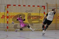 Lotto Bayern Hallencup - Saison 2024/25 - Türkisch SV Ingolstadt - TSV Ober./Unterhaunstadt- 6 meter schiessen - Fabio Udella grau Ober./Unterhaunstadt  - Tobias goosss TW Türkisch - Foto: Meyer Jürgen