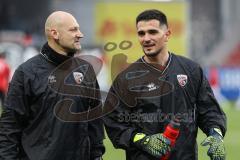 3. Liga; SV Wehen Wiesbaden - FC Ingolstadt 04; vor dem Spiel Torwart-Trainer Robert Wulnikowski (FCI) Torwart Simon Simoni (41, FCI)