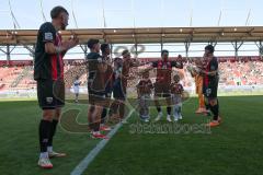 3. Liga - Saison 2024/25 - FC Ingolstadt 04 - SV Wehen Wiesbaden - Pascal Testroet (Nr.37 - FCI) wird ausgewechselt - Die Mannschaft bildet einen Spalier - Foto: Meyer Jürgen