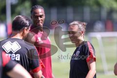 3. Liga; FC Ingolstadt 04 - Trainingsauftakt, erstes Training nach der Sommerpause; Cheftrainerin Sabrina Wittmann (FCI) Donald Nduka (27, FCI) Co-Trainer Ilia Gurev (FCI)