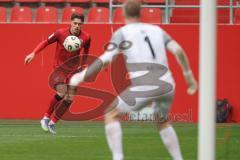 3. Liga - Saison 2025/26 - FC Ingolstadt 04 - Rot-Weiss Essen - Dennis Kaygin (Nr.10 - FC Ingolstadt 04) - Torwart Jakob Golz (Nr.1 - Rot-Weiss Essen) - Foto: Meyer Jürgen
