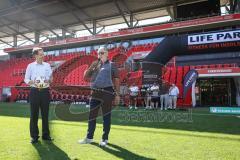 2. Frauen-Bundesliga; FC Ingolstadt 04 - SC Sand; Oberbürgermeister Dr. Michael Kern (IN) Ansprache vor dem Spiel mit Vorsitzender des Vorstandes Peter Jackwerth (FCI)