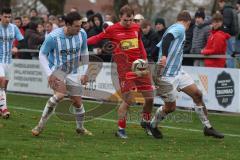 Kreisliga - Saison 2025/26- TSV Kösching - FC Sandersdorf - Matthias Scharlach blau Sandersdorf mitte - Stefan Kuttenberger blau Sandersdorf  links - Sebastian Schneeberger rot Kösching - Foto: Meyer Jürgen
